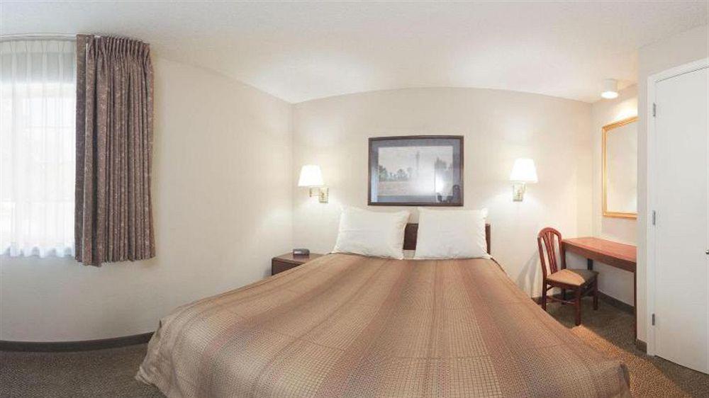 Sonesta Simply Suites Hampton Exterior photo