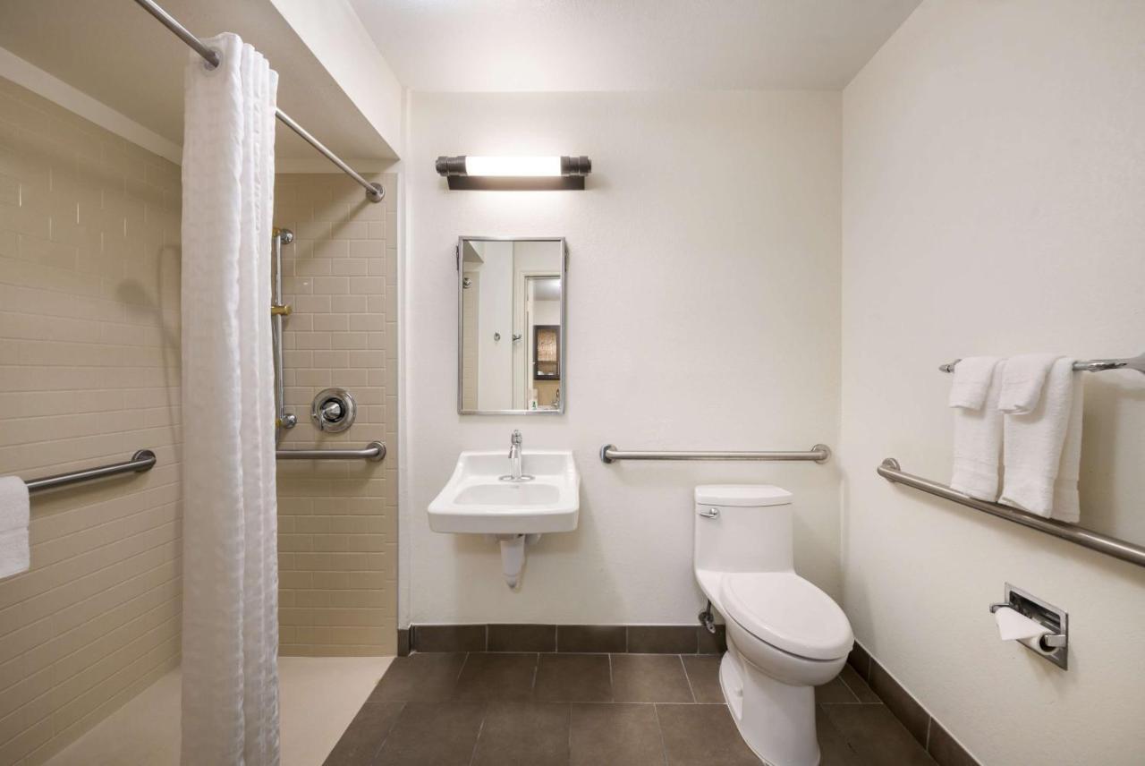 Sonesta Simply Suites Hampton Exterior photo